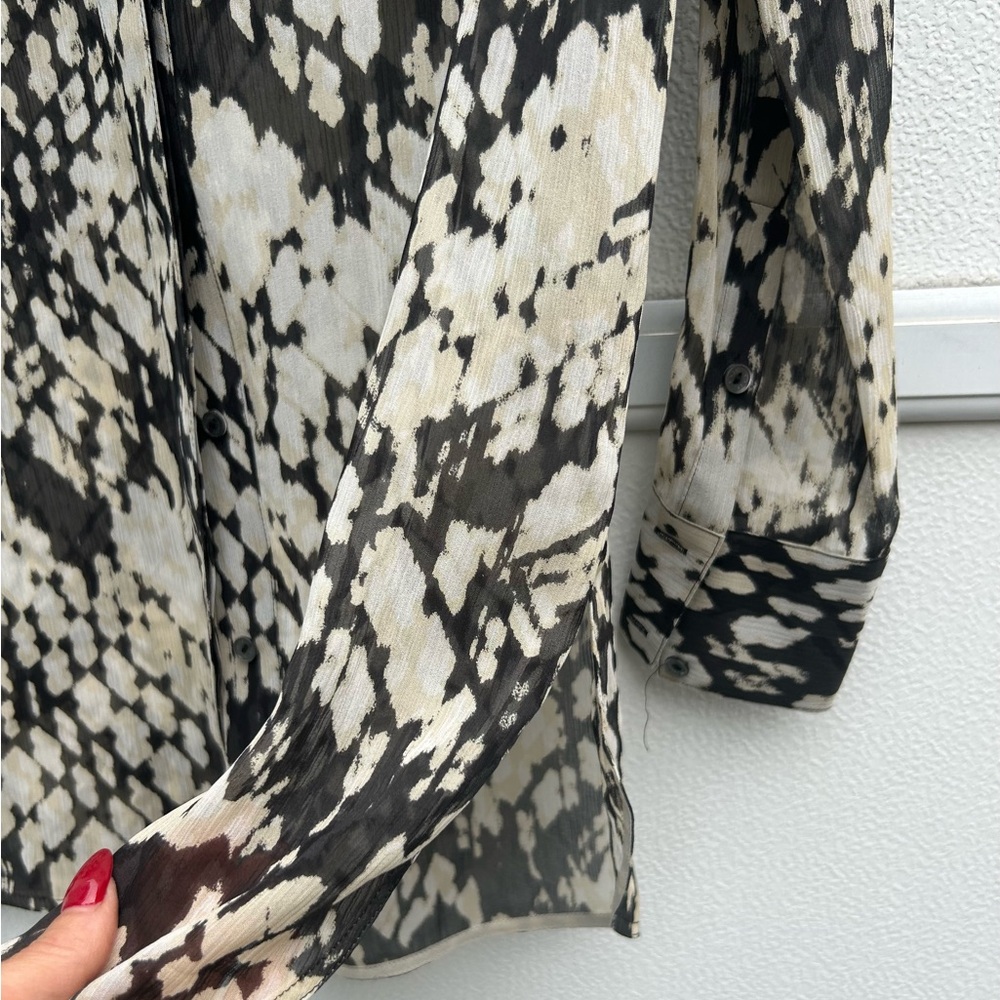 Vince Blouse Top 100% Silk Button Down Tunic Women Sz 2 Basket weave Print Sheer - Picture 9 of 14